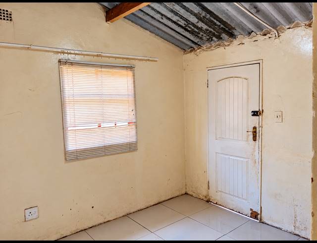 2 BEDROOM HOUSE FOR SALE IN SEBOKENG ZONE 12